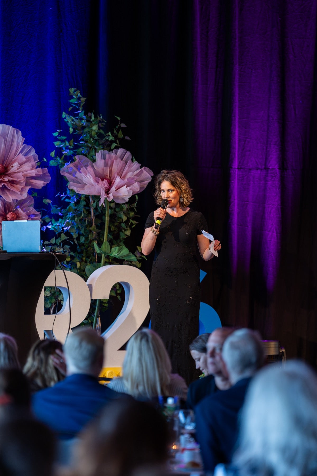 Amanda Colldén på scen med mikrofon